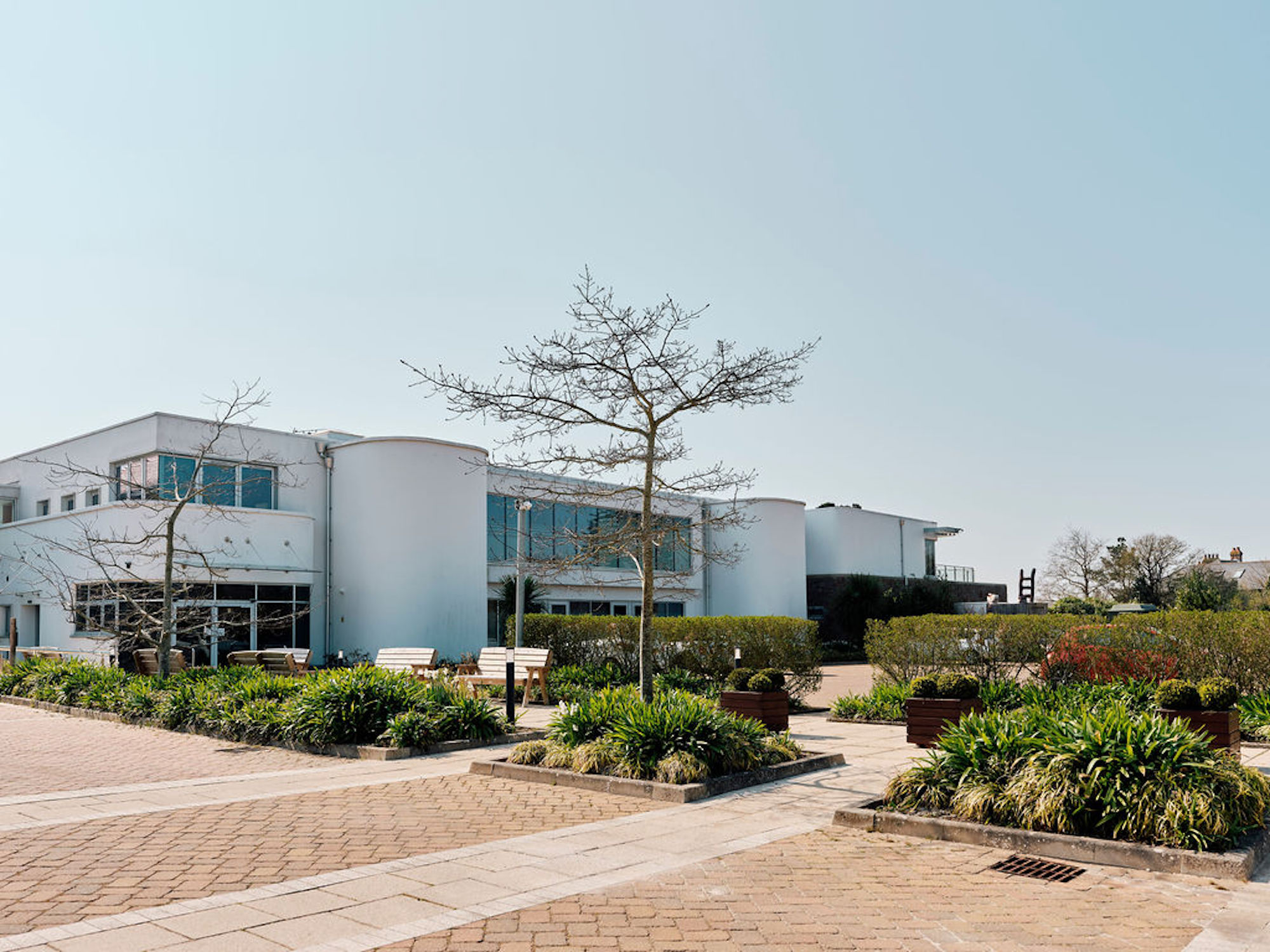 Image of Hospice building taken from the car park 