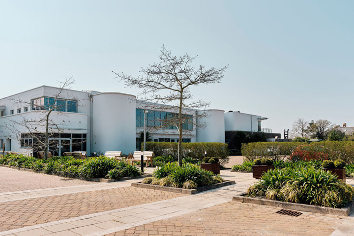 Image of Hospice building taken from the car park